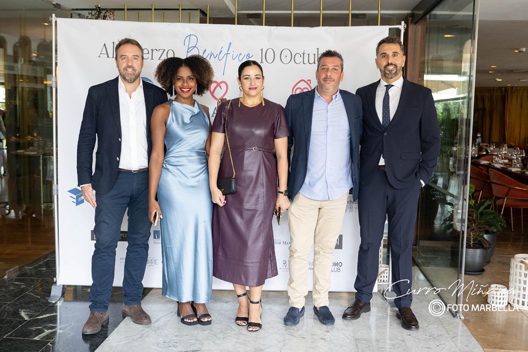 Génesis Ramírez con invitados en evento benéfico